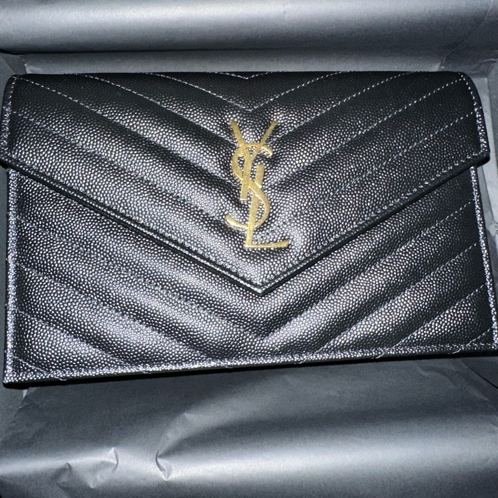 CASSANDRE ENVELOPE CHAIN WALLET IN GRAIN DE POUDRE LEATHER